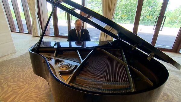 Путин сыграл на рояле в Китае - Sputnik Таджикистан