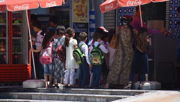 Дети в жаркую погоду стоят в очереди у магазина с охладительными напитками - Sputnik Тоҷикистон