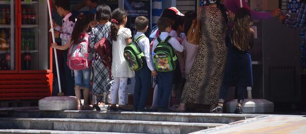 Дети в жаркую погоду стоят в очереди у магазина с охладительными напитками - Sputnik Тоҷикистон