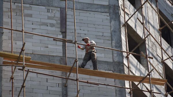 Рабочий на стройке, архивное фото - Sputnik Таджикистан