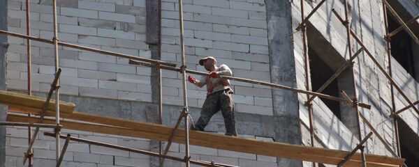 Рабочий на стройке - Sputnik Тоҷикистон