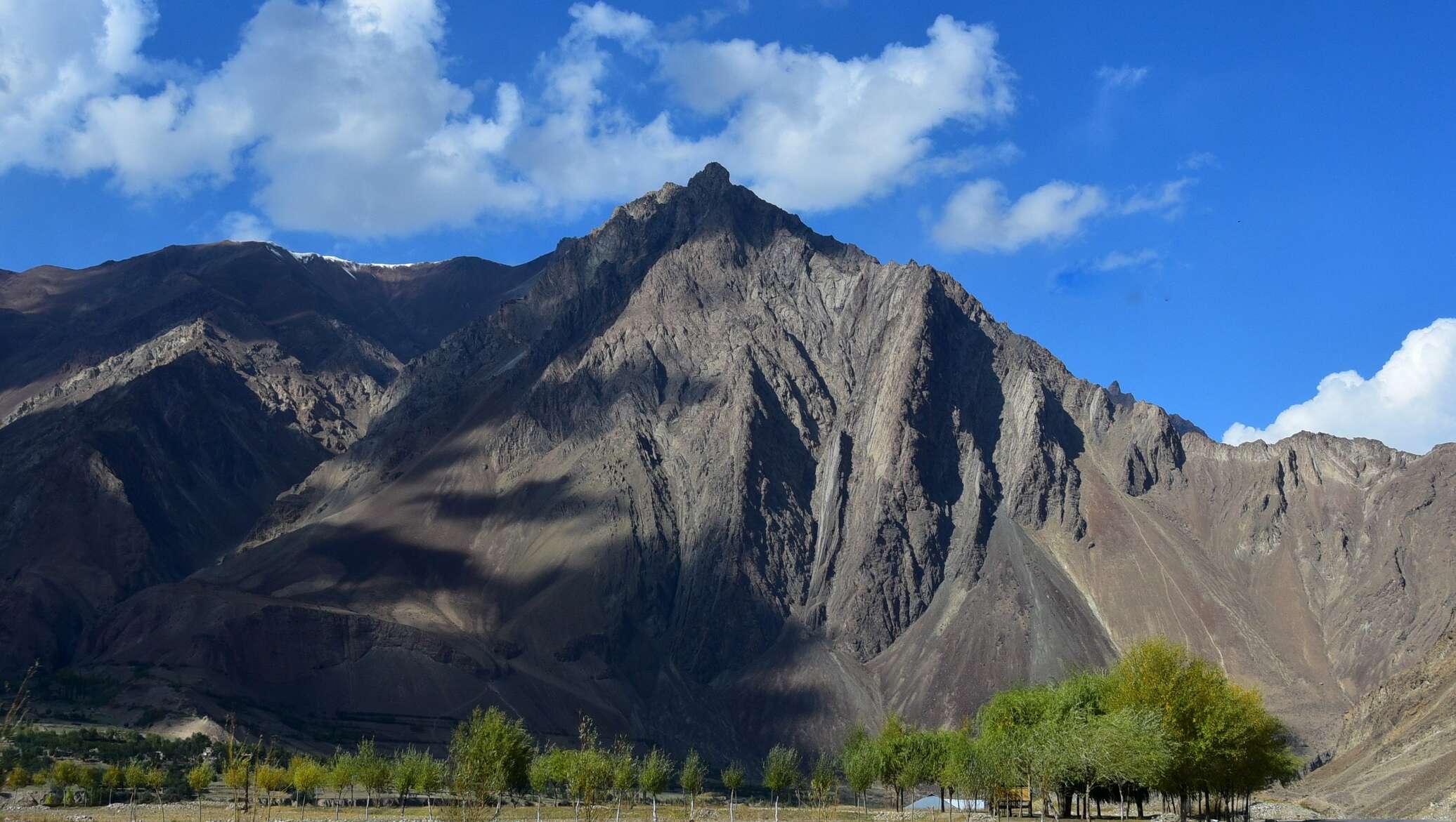 Памир самая высокая. Горы Памира в Таджикистане. Таджикистана пик Памир. Горная система Памир. Таджикистан Тамир гора.