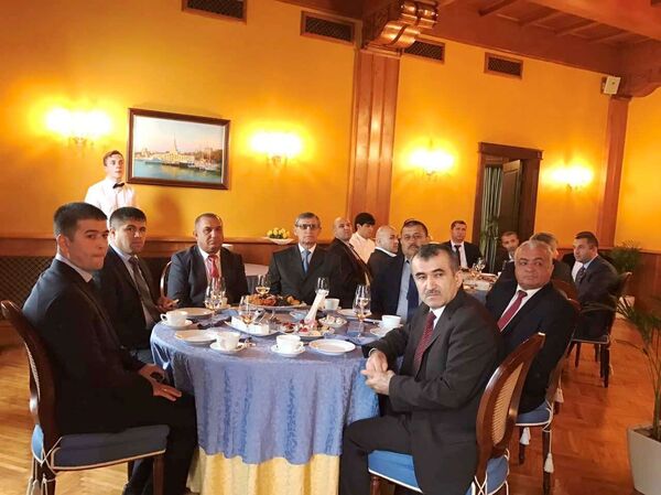 Дидори Рамазон Раҳимзода бо роҳбарони созмонҳои тоҷикони Русия - Sputnik Тоҷикистон