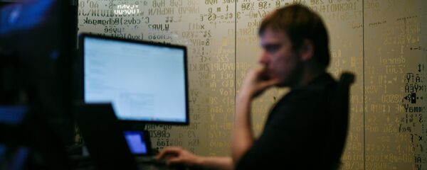 Сотрудник компании, специализирующейся на защите от вирусов - Sputnik Таджикистан