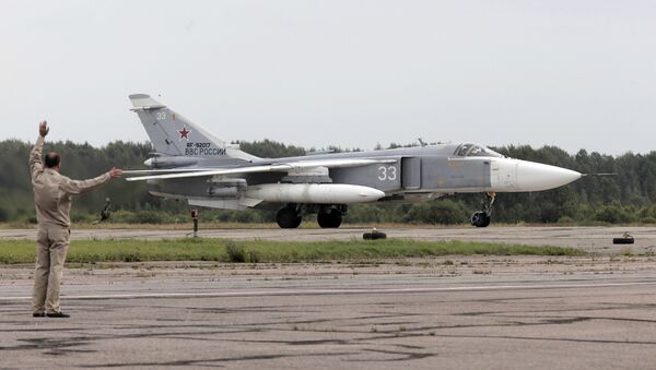 Фронтовой бомбардировщик СУ-24М на военном аэродроме - Sputnik Таджикистан
