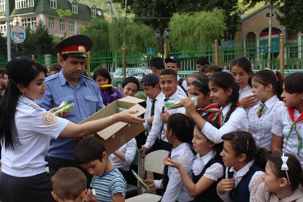 Милисаҳо ба донишомӯзони Варзоб яхмос ҳадя карданд - Sputnik Тоҷикистон