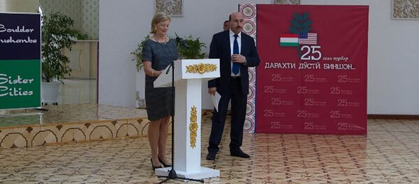 Посол США на передала 1300 книг от жителей Боулдера и Денвера - Sputnik Тоҷикистон