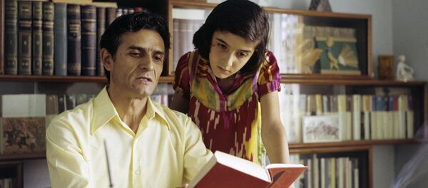 Народный поэт Таджикистана, лауреат Государственной премии СССР Мумин Каноат с дочерью Ширин. Народный поэт Таджикистана, лауреат Государственной премии СССР Мумин Каноат с дочерью Ширин. - Sputnik Тоҷикистон