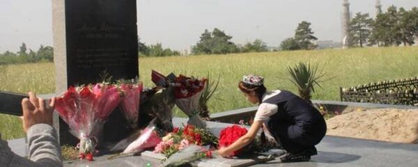 Ёдбуди Лоиқ Шералӣ дар оромгоҳи Лучоб - Sputnik Тоҷикистон