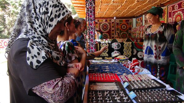 Ярмарка таджикских украшений в рамках кулинарного фестиваля в Душанбе - Sputnik Таджикистан