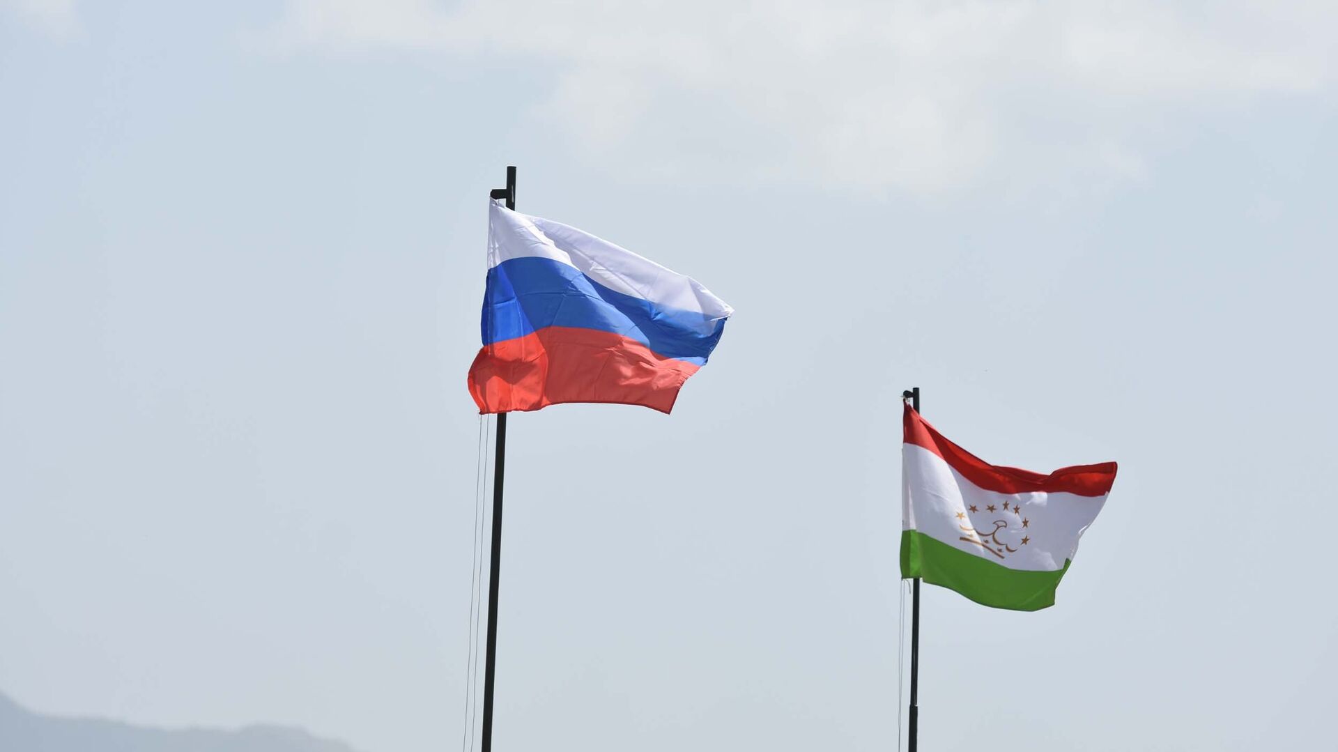 Флаги России и Таджикистана - Sputnik Тоҷикистон, 1920, 14.09.2022