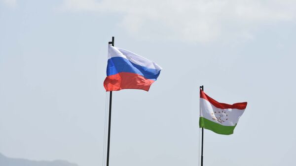 Флаги России и Таджикистана - Sputnik Тоҷикистон
