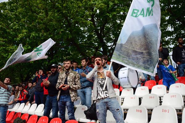 Мухлисони дастаи Вамар бо плакатҳо ва барабан - Sputnik Тоҷикистон