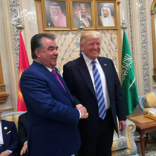 Президент Таджикистана Эмомали Рахмон и президент США Дональд Трамп Президент Таджикистана Эмомали Рахмон и президент США Дональд Трамп - Sputnik Тоҷикистон
