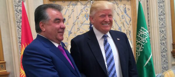 Президент Таджикистана Эмомали Рахмон и президент США Дональд Трамп - Sputnik Тоҷикистон