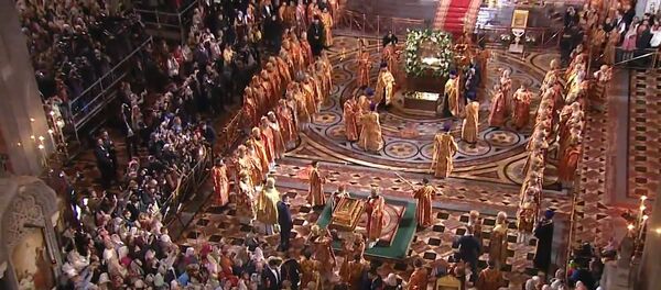 Мощи Николая Чудотворца доставили в храм Христа Спасителя в Москве Мощи Николая Чудотворца доставили в храм Христа Спасителя в Москве - Sputnik Таджикистан