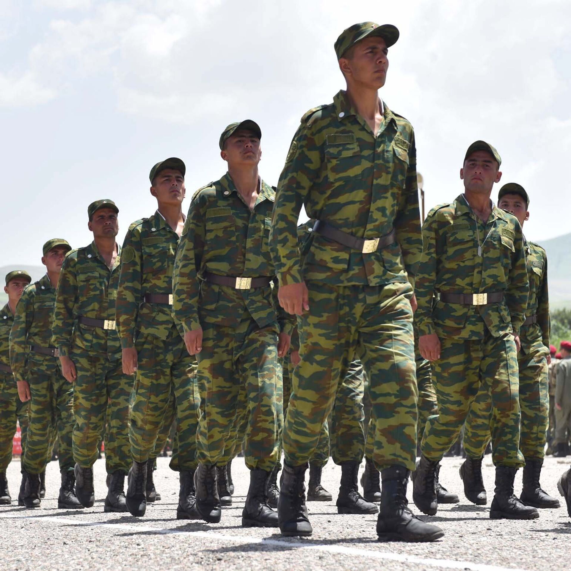 Население таджикистана на 2024 год. Таджикская Военная форма. Форма армии Таджикистана. Солдаты Таджикистана. Форма таджикской армии.