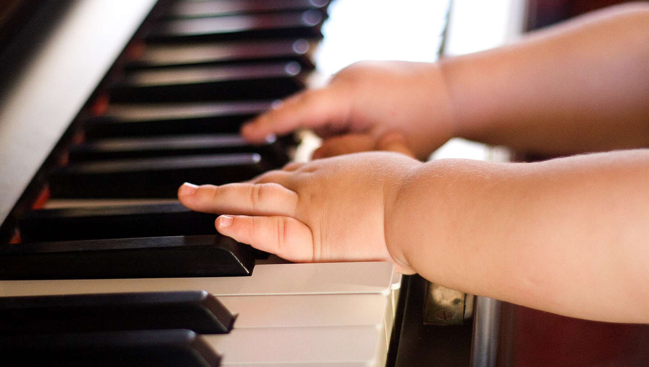 Play the piano. Ребенок за пианино. Ребенок за фортепиано. Маленький пианист. Ребенок за роялем.