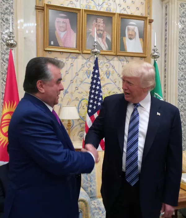 Президент Таджикистана Эмомали Рахмон и президент США Дональд Трамп Президент Таджикистана Эмомали Рахмон и президент США Дональд Трамп - Sputnik Тоҷикистон