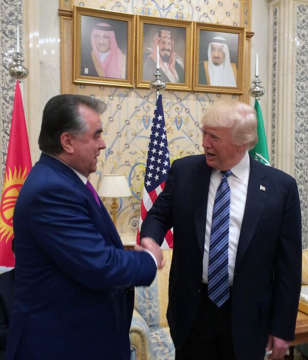 Президент Таджикистана Эмомали Рахмон и президент США Дональд Трамп Президент Таджикистана Эмомали Рахмон и президент США Дональд Трамп - Sputnik Таджикистан