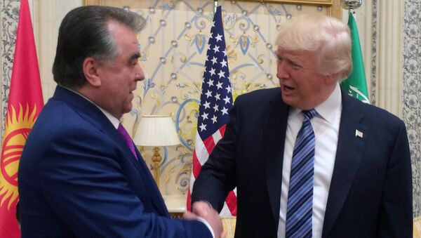 Президент Таджикистана Эмомали Рахмон и президент США Дональд Трамп - Sputnik Таджикистан