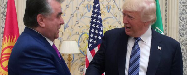 Президент Таджикистана Эмомали Рахмон и президент США Дональд Трамп - Sputnik Тоҷикистон