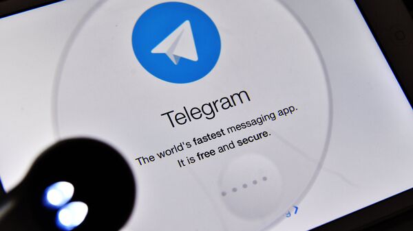 Логотип мессенджера Telegram на экране планшета, архивное фото - Sputnik Тоҷикистон