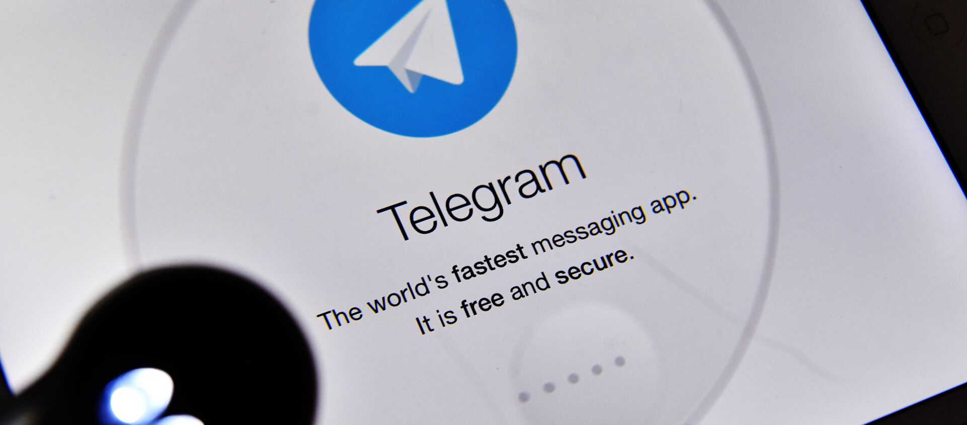 Логотип мессенджера Telegram на экране планшета, архивное фото - Sputnik Таджикистан, 1920, 14.02.2021