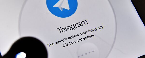 Логотип мессенджера Telegram на экране планшета, архивное фото - Sputnik Таджикистан