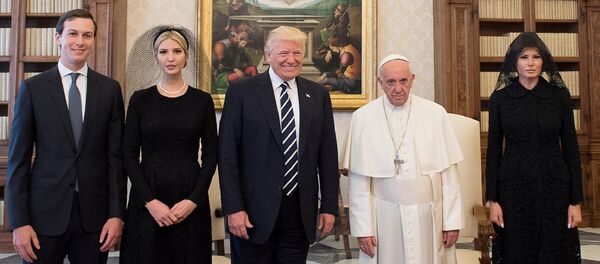 Данальд Трамп с женой и дочкой на встрече с Папой Франциском в Ватикане - Sputnik Тоҷикистон