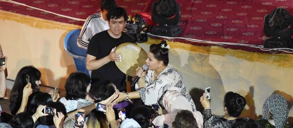 Ҳунарнамоии Юлдуз Усмонова дар Амфитеатр - Sputnik Тоҷикистон