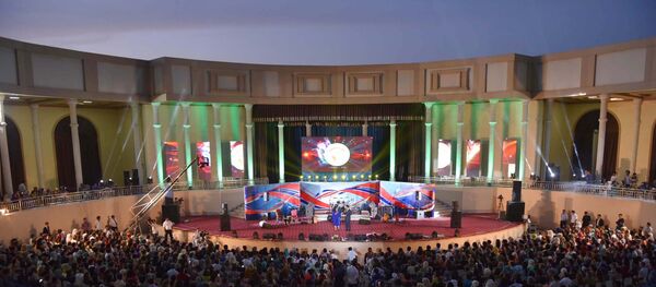 Одна на две страны: Юлдуз Усманова выступила в Душанбе - Sputnik Тоҷикистон