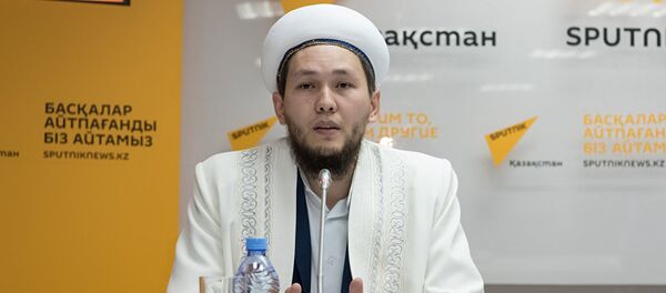 Имам мечети Нур Астана Даурен Муслимов, архивное фото Имам мечети Нур Астана Даурен Муслимов, архивное фото - Sputnik Таджикистан