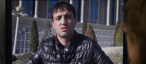 Просмотр интервью на экране монитора чемпиона республики по самбо-2017 Акмалиддина Каримова, архивное фото - Sputnik Таджикистан