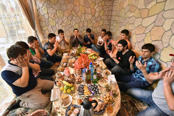 Мусульмане в Таджикистане также после дневного воздержания от еды дружно собираются за дастарханом. - Sputnik Таджикистан