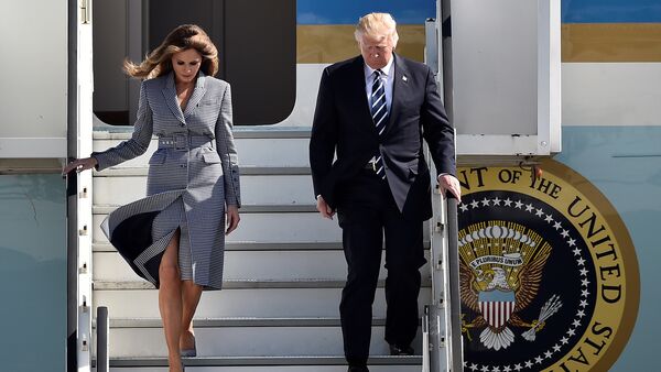 Президент США Дональд Трамп с супругой Меланьей Трамп - Sputnik Таджикистан
