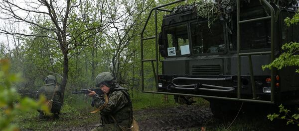 Расчет оперативно-тактического ракетного комплекса Искандер-М, архивное фото Расчет оперативно-тактического ракетного комплекса Искандер-М, архивное фото - Sputnik Таджикистан