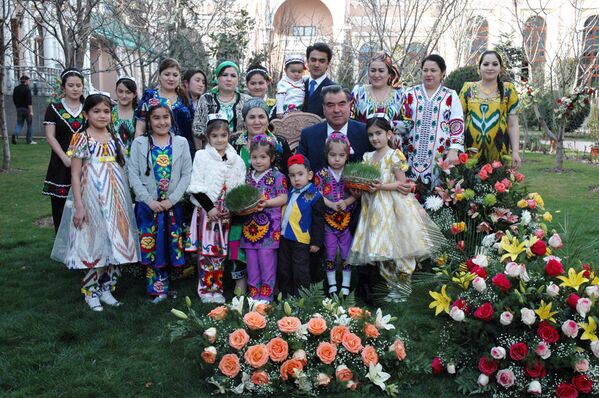 Президент Таджикистана и его большая семья. - Sputnik Таджикистан