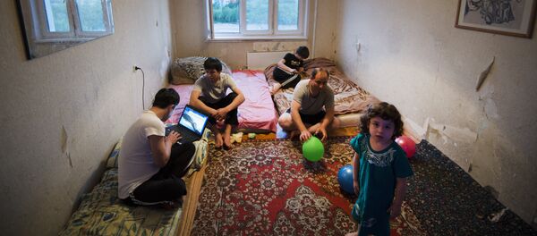 Семья мигрантов из Таджикистана, архивное фото - Sputnik Тоҷикистон