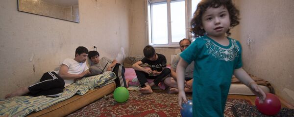 Семья мигрантов из Таджикистана - Sputnik Тоҷикистон