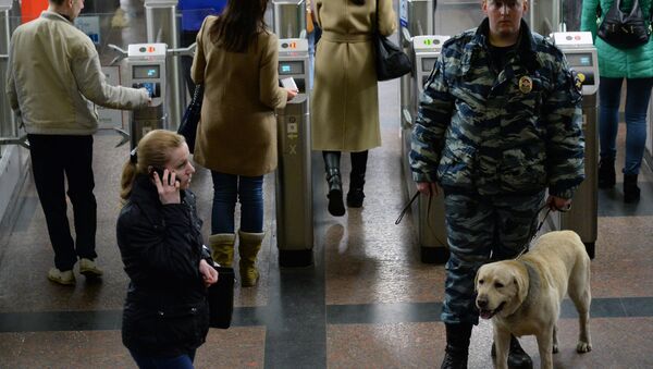 Сотрудник полиции в Московском метро, архивное фото - Sputnik Таджикистан