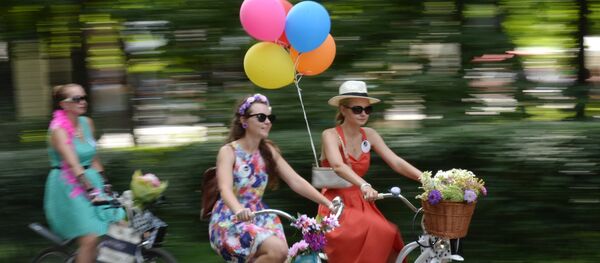 Девушки на велосипеде, архивное фото Девушки на велосипеде, архивное фото - Sputnik Таджикистан
