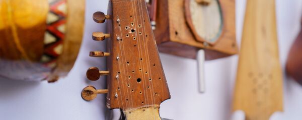 Народный струнный музыкальный инструмент Таджикистана Рубаб - Sputnik Таджикистан