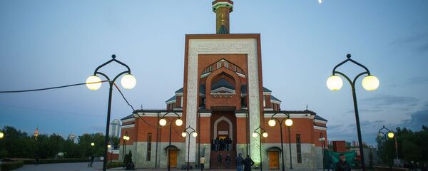 Мемориальная мечеть в Москве вечером, архивное фото Мемориальная мечеть в Москве вечером, архивное фото - Sputnik Таджикистан