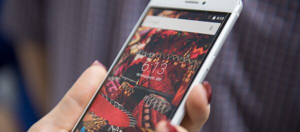 Телефон в руках, архивное фото - Sputnik Таджикистан