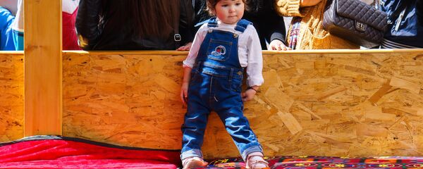 Маленькая девочка, архивное фото - Sputnik Таджикистан