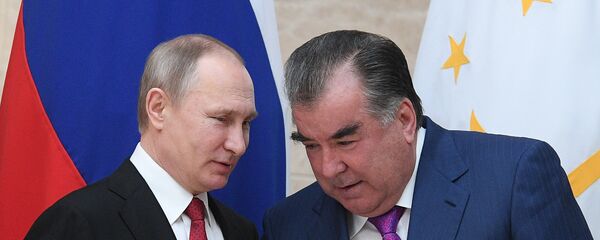 Президент РФ Владимир Путин и президент Таджикистана Эмомали Рахмон Президент РФ Владимир Путин и президент Таджикистана Эмомали Рахмон - Sputnik Тоҷикистон