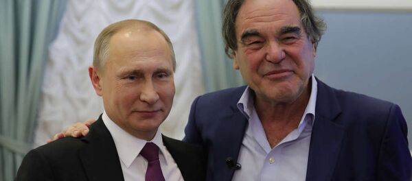Владимир Путин и Оливер Стоун - Sputnik Тоҷикистон