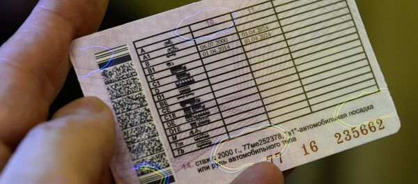 В России начали выдавать водительские удостоверения нового образца В России начали выдавать водительские удостоверения нового образца - Sputnik Тоҷикистон