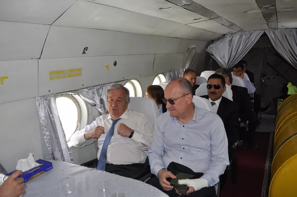 Антониу Гуттериш дар фазои Помир парвоз карда аз суръати обшавии пиряхҳо дар Помир ҳайратзада шуд Антониу Гуттериш дар фазои Помир парвоз карда аз суръати обшавии пиряхҳо дар Помир ҳайратзада шуд - Sputnik Тоҷикистон